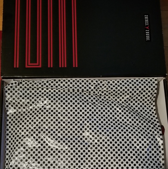 Nike Air Jordan 11 Retro - Picture 7 of 8